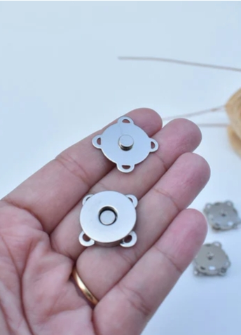 Silver 18 mm stitchable magnet
